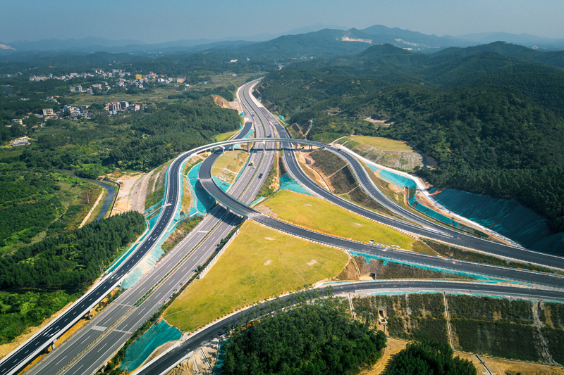 2松旺至鐵山港東岸高速公路于2020年12月建成通車，平整度標準差達0.366毫米.jpg